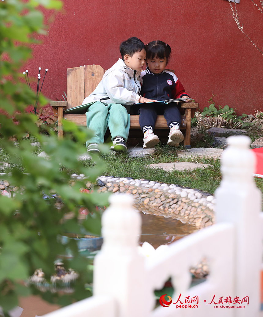 4月23日，雄安北海幼兒園師幼合作在幼兒園白洋淀微景觀進(jìn)行布置，開展荷塘趣味讀書活動。人民網(wǎng)記者 李兆民攝