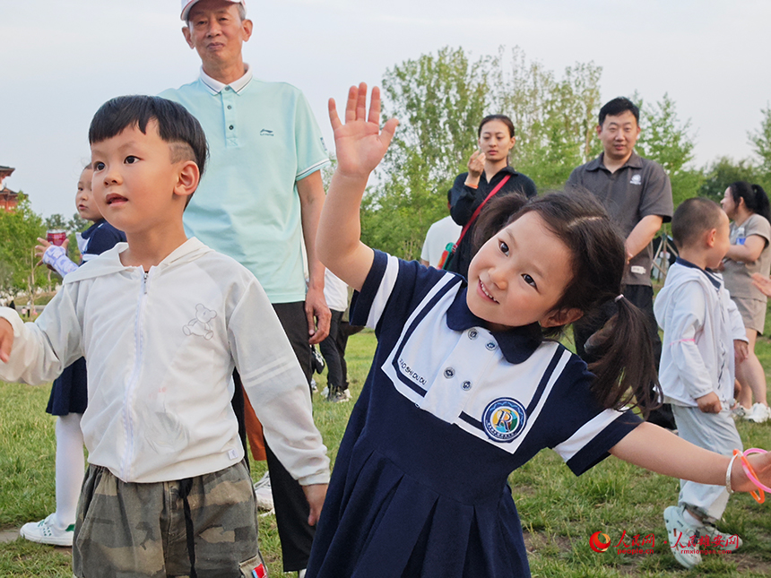 雄安容和容德幼兒園孩子們開始“貓鼠大戰(zhàn)”前的熱身運(yùn)動(dòng)。人民網(wǎng)記者 李兆民攝